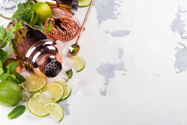 Mojito kokteyl malzemelerin üzerine beyaz taş tablo