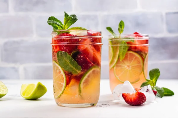 Uppfriskande sommar sangria med jordgubb och lime — Stockfoto