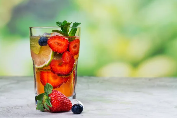 Färska jordgubbar sommar mojito cocktail — Stockfoto