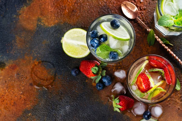 Zomer zelfgemaakte fruit en bessen limonade — Stockfoto