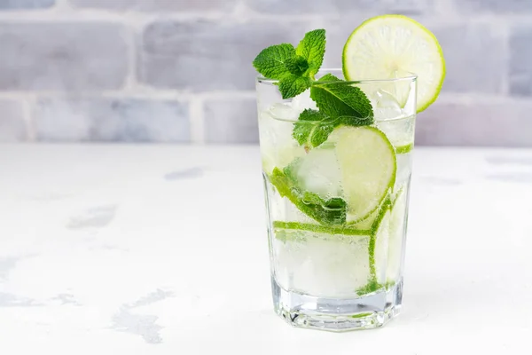 Mojito cocktail in highball glass — Stockfoto