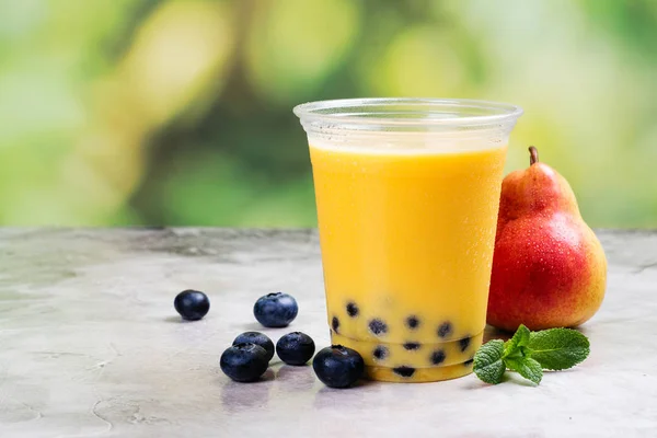 Homemade bubble tea with tapioca pearls — Stock Photo, Image