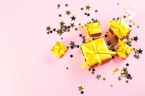 Caixas de presente dourado e confete — Fotografia de Stock