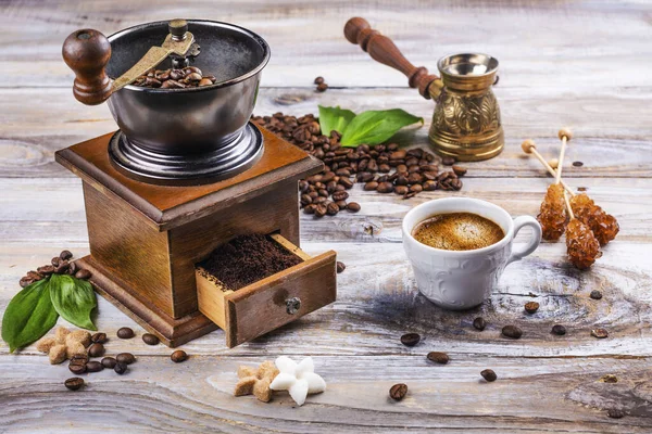 Koffiemolen en bonen — Stockfoto