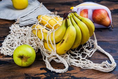 Çevre dostu çantada taze biyo-meyveler