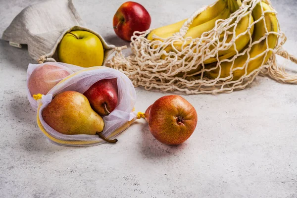 Свежие фрукты в экологически чистых сумках — стоковое фото
