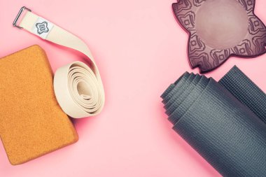Pembe arka planda yoga seti aksesuarları