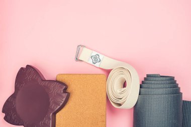 Pembe arka planda yoga seti aksesuarları