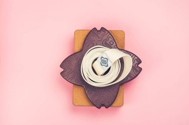 Pembe arka planda yoga seti aksesuarları