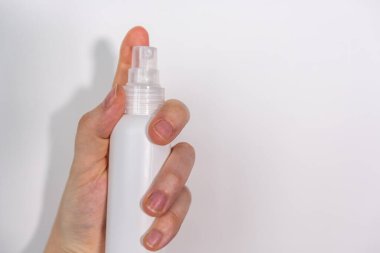 Koronavirüsün önlenmesi için dezenfekte spreyi veya antibakteriyel sabun ve yüz maskesi, üst görünüm, sıcaklık ve arka plan termometresi