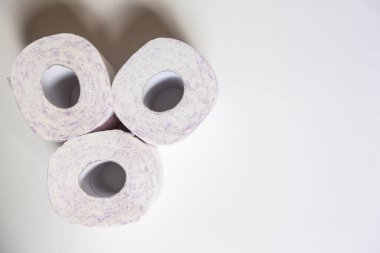 Tuvalet kağıdının yanında boş tuvalet kağıdı var.