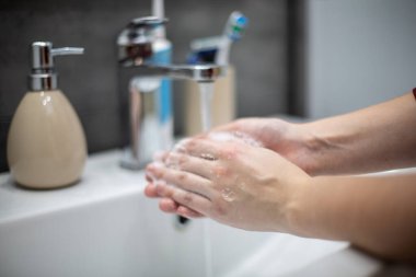 Coronavirus salgını önleme, ellerini sabunla sıcak suyla yıka ve ovalayarak tırnaklarını sık sık yıka ya da el dezenfektanı kullan..