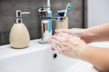 Coronavirus salgını önleme, ellerini sabunla sıcak suyla yıka ve ovalayarak tırnaklarını sık sık yıka ya da el dezenfektanı kullan..