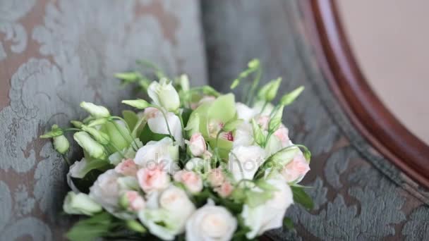 Wedding bouquet of roses and orchids on a chair — Stock Video