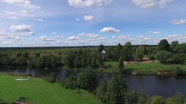 survoler la rivière et la forêt 
