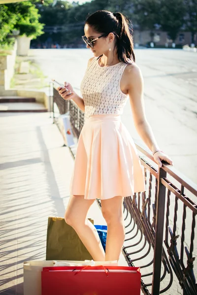 Telefon ile alışveriş sonra kalan genç kadın