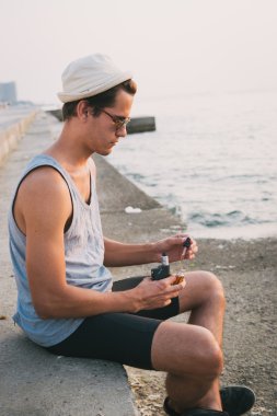 Genç hipster adam vape deniz cephesinde doldurma 
