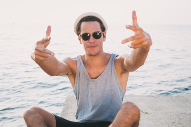  Genç hipster adam gözlüklü eğleniyor