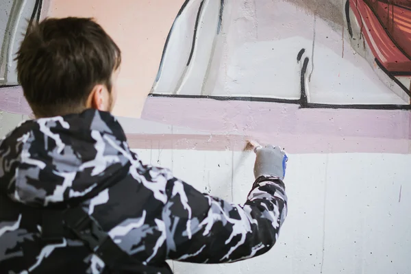 Καλλιτέχνης γκράφιτι ζωγραφική στον τοίχο με βούρτσα — Φωτογραφία Αρχείου