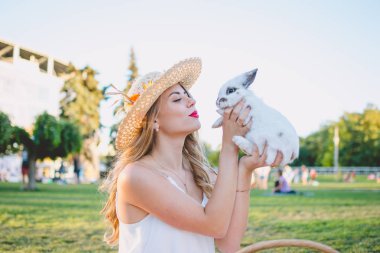 Parkta tavşan olan güzel kadın