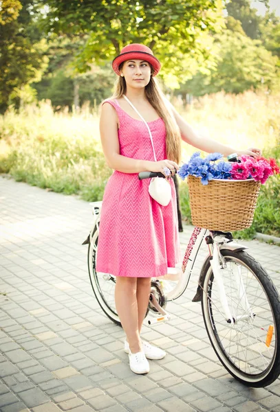 Jovem mulher feliz ficar com bicicleta da cidade no parque — Fotografia de Stock