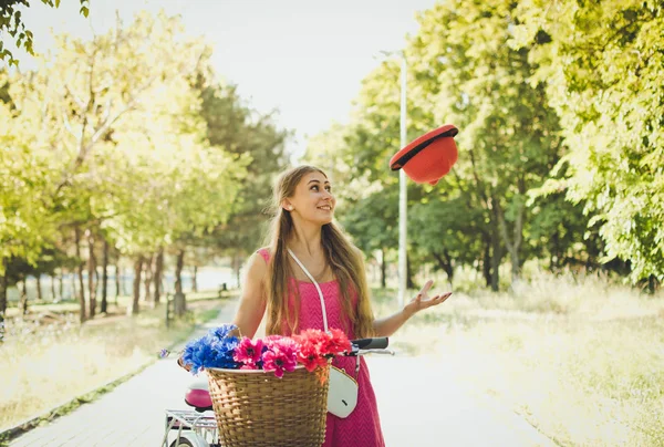 Parkta eğleniyor şehir bisikleti ile genç kadın — Stok fotoğraf