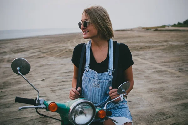 Vintage scooter oturan genç mutlu kadın — Stok fotoğraf