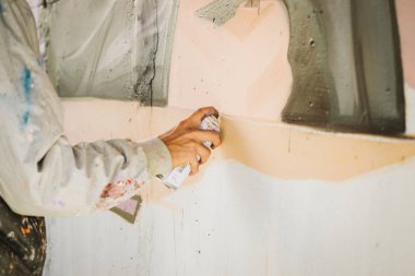 Duvara aerosol sprey boyama grafiti sanatçısı