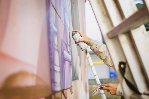 Graffiti artist painting on the wall — Stock Photo, Image