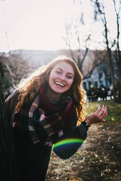 Young cheerful woman in autumn park — Stock Photo, Image