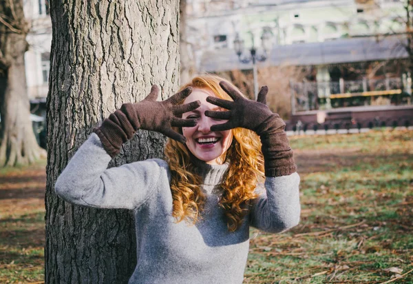 Jovem mulher feliz se divertindo no parque — Fotografia de Stock