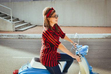 Mutlu genç hipster kadın vintage bir scooter şehirde sürüş gözlük