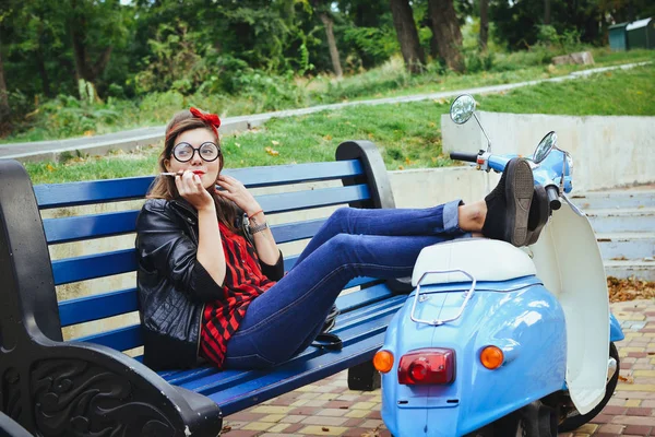 벤치와 담배 흡연에 앉아 안경에 젊은 hipster 여자 — 스톡 사진