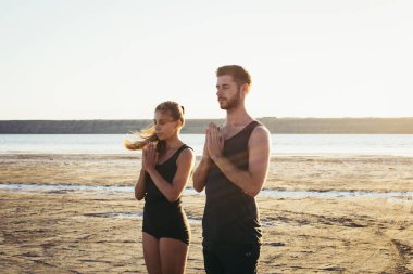 Çift pratik acroyoga egzersiz