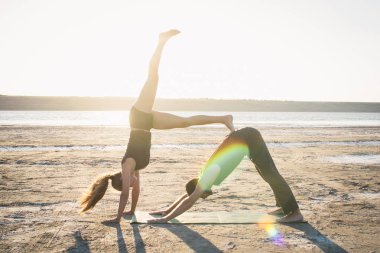Çift pratik acroyoga egzersiz