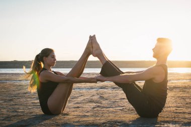 Çift pratik acroyoga egzersiz