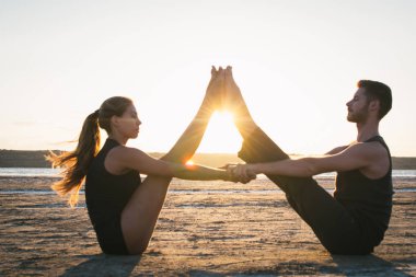 Çift pratik acroyoga egzersiz