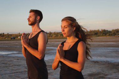 Çift pratik acroyoga egzersiz