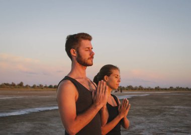 Çift pratik acroyoga egzersiz