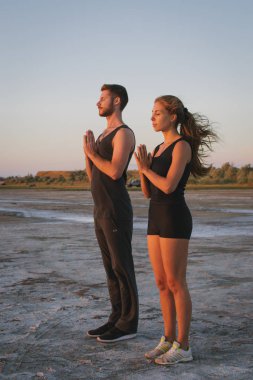 Çift pratik acroyoga egzersiz