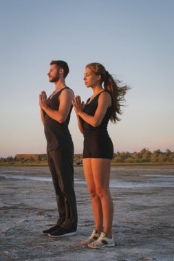 Çift pratik acroyoga egzersiz