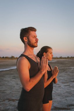 Çift pratik acroyoga egzersiz