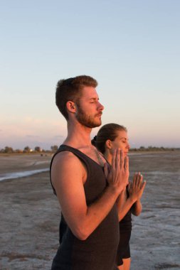 Çift pratik acroyoga egzersiz