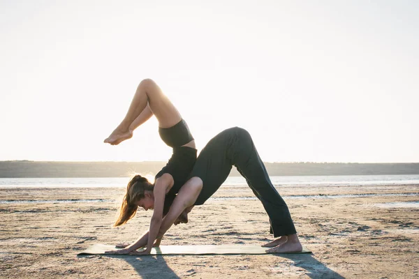 Couple practicing acroyoga exercise — Stock Photo, Image