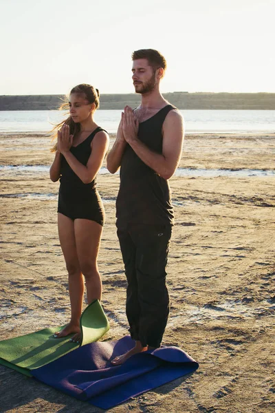 カップル練習 acroyoga 運動 — ストック写真