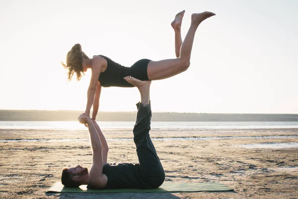 Pareja practicando acroyoga — Foto de Stock