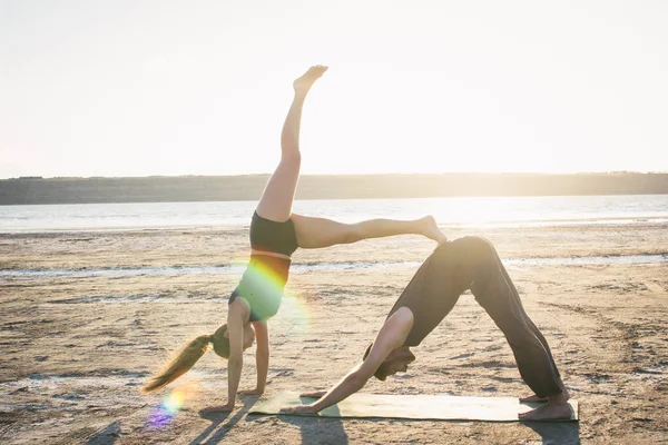 Couple practicing acroyoga exercise — Stock Photo, Image