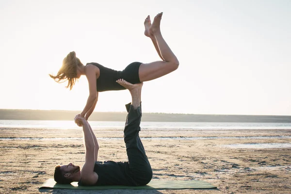 カップル練習 acroyoga 運動 — ストック写真