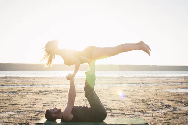 Pareja practicando acroyoga — Foto de Stock