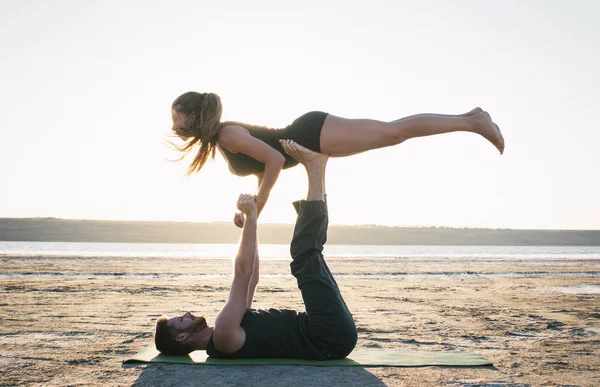 Paar beoefenen acroyoga oefening — Stockfoto